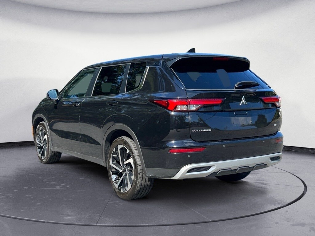 2024 Mitsubishi Outlander SE photo 3