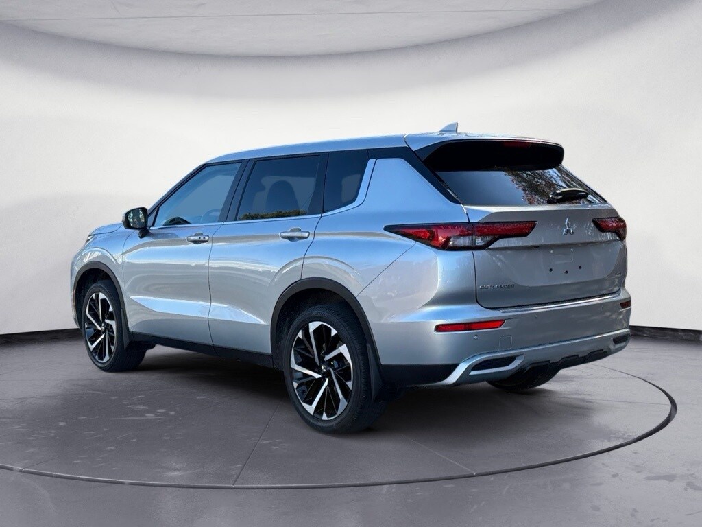 2023 Mitsubishi Outlander SE photo 3