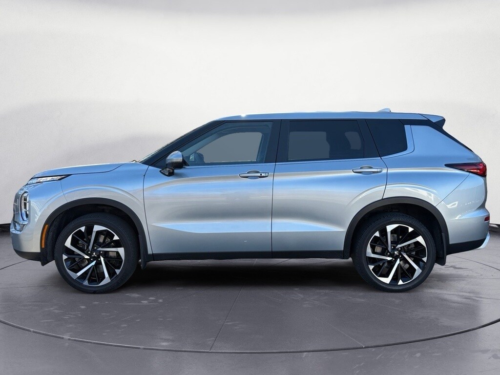 2023 Mitsubishi Outlander SE photo 2