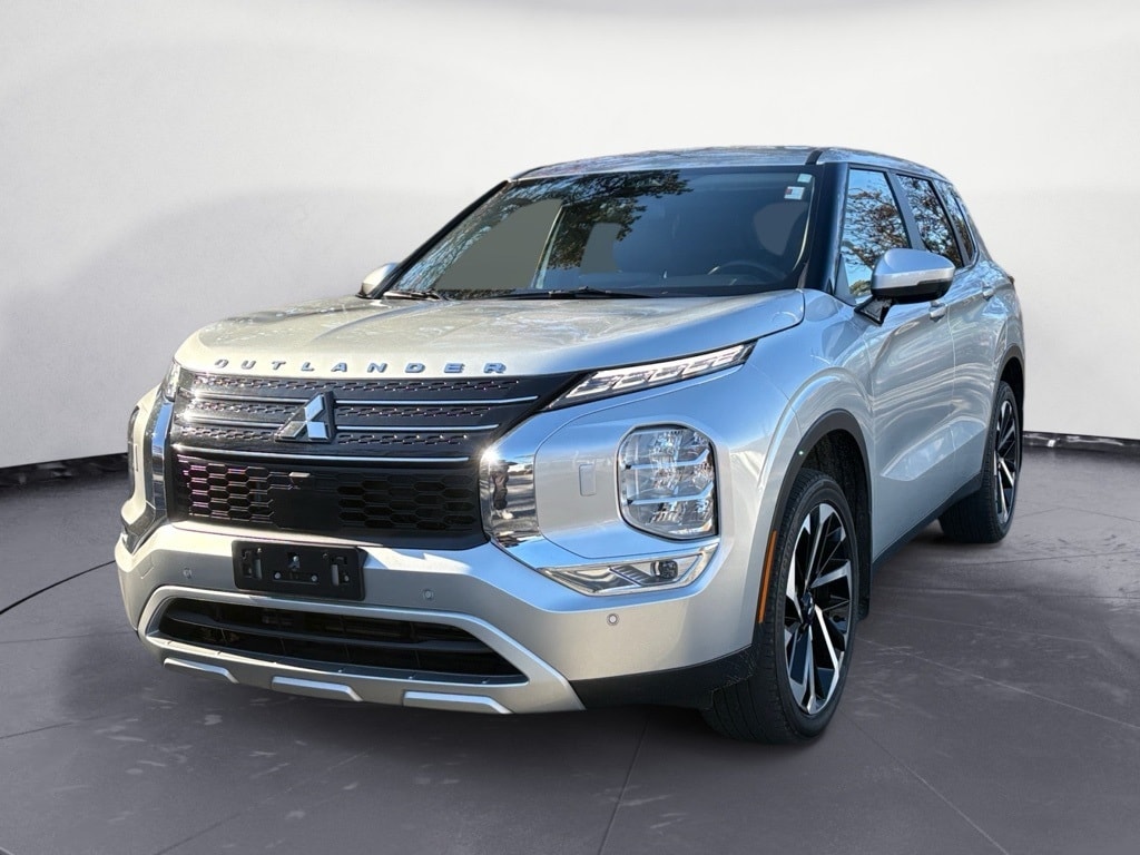 2023 Mitsubishi Outlander SE's photo