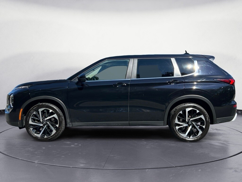 2024 Mitsubishi Outlander SE photo 2