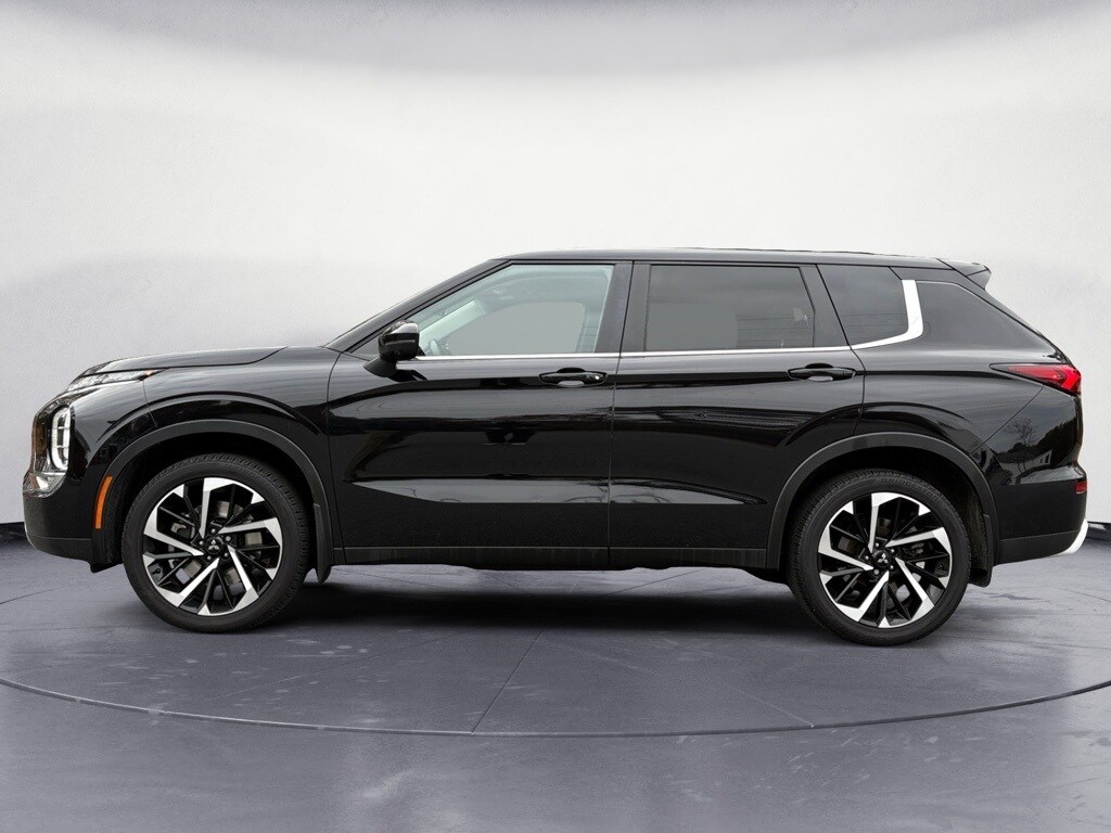 2023 Mitsubishi Outlander SE photo 2