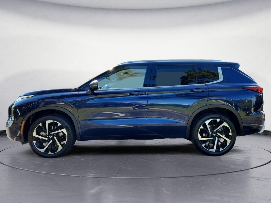 2023 Mitsubishi Outlander SEL photo 2