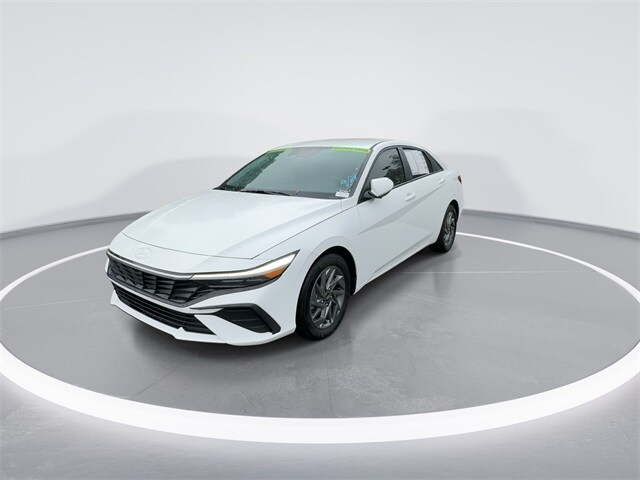 2024 Hyundai Elantra SEL photo 3