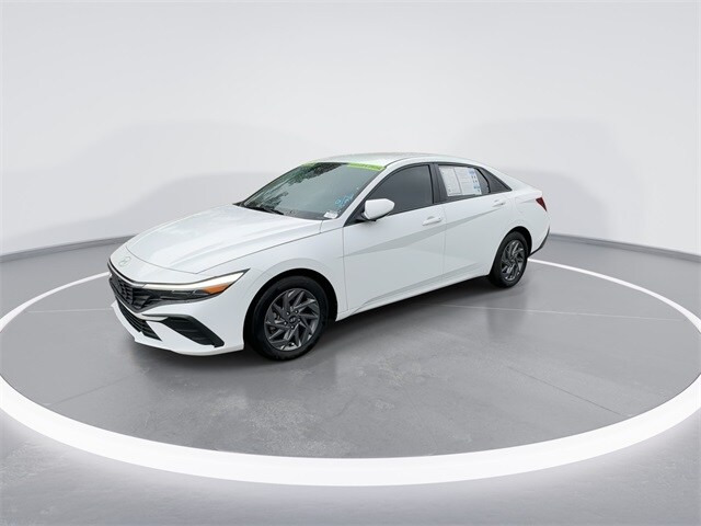 2024 Hyundai Elantra SEL photo 4