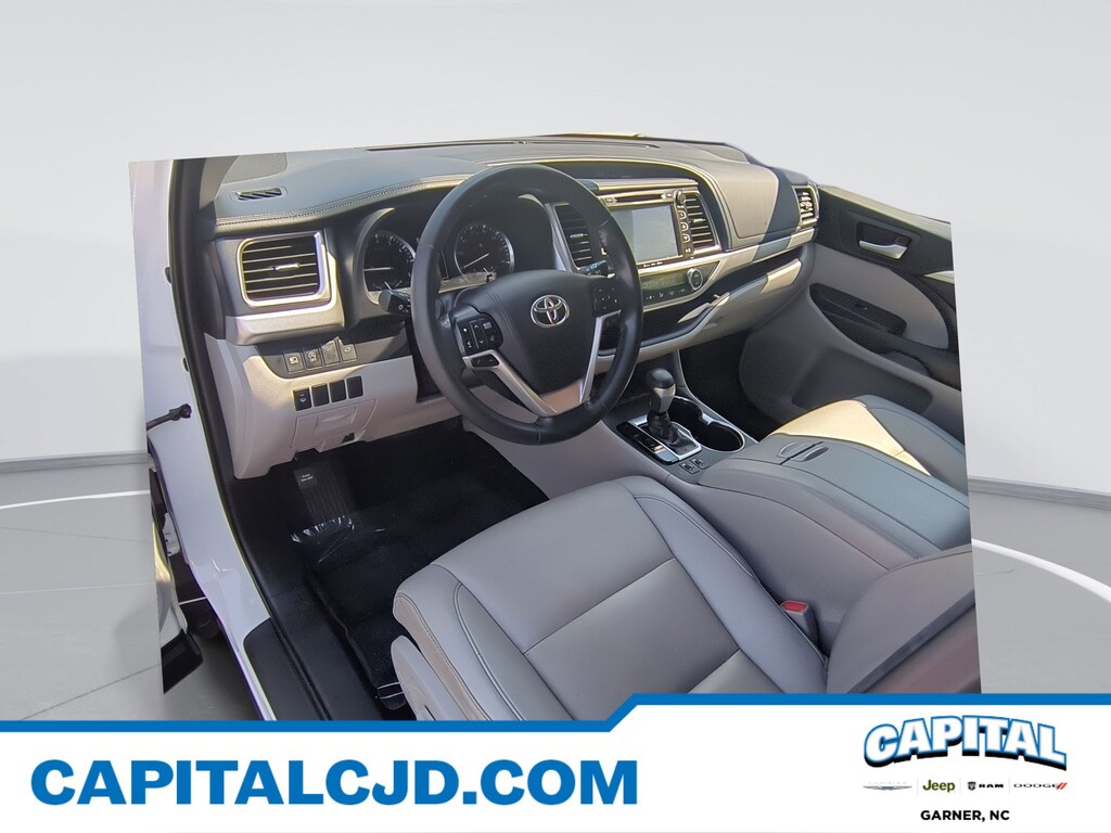 Used 2019 Toyota Highlander XLE XLE V6 FWD