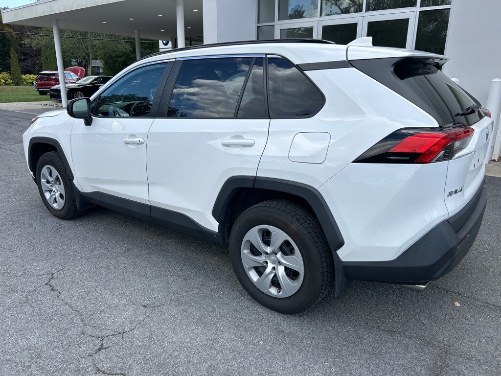 2020 Toyota RAV4 LE photo 2