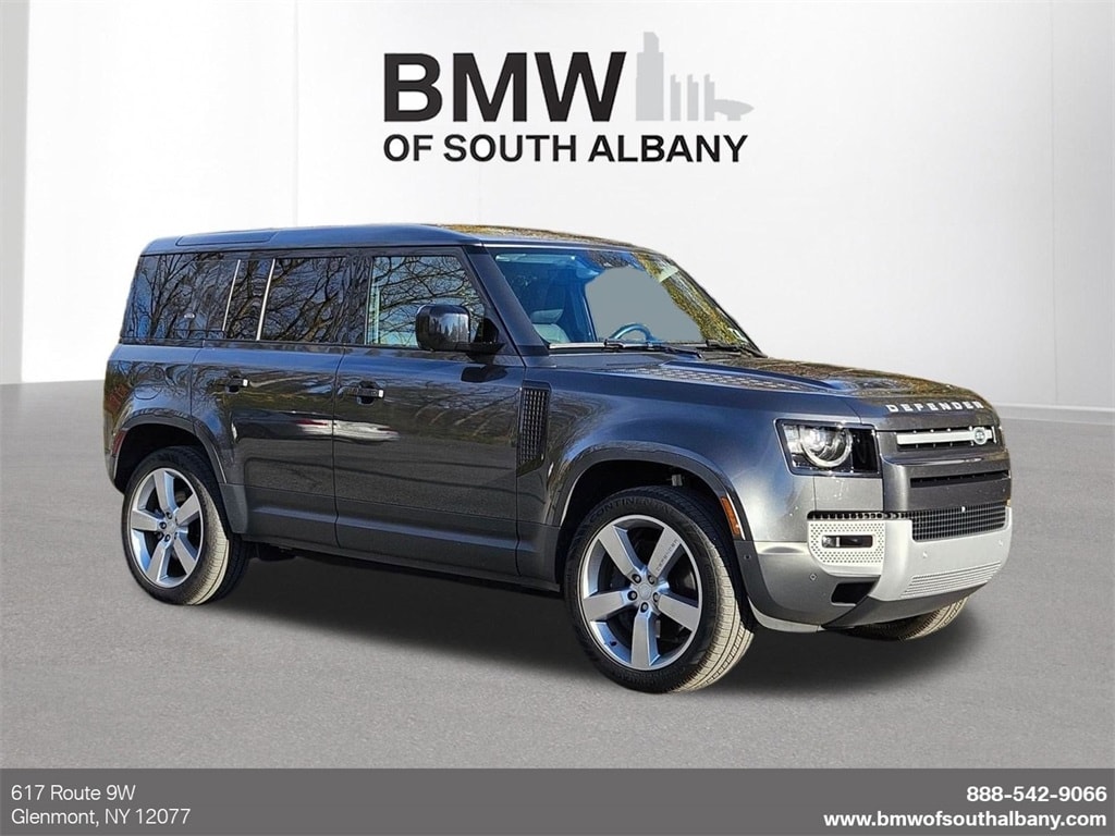 2024 Land Rover Defender SE's photo