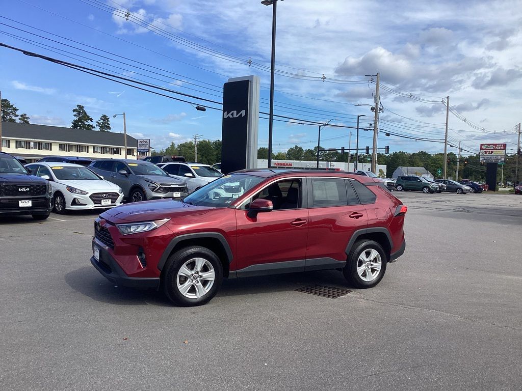 2021 Toyota RAV4 XLE photo 2