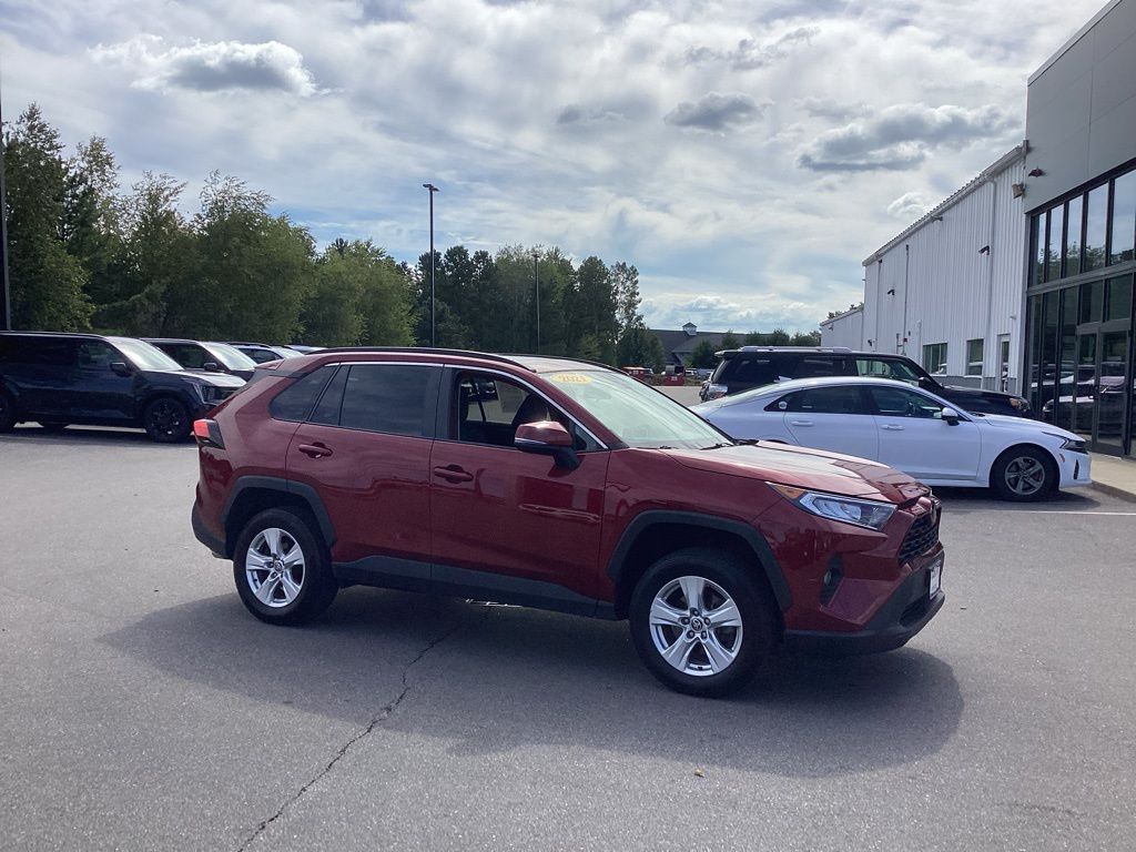 2021 Toyota RAV4 XLE's photo