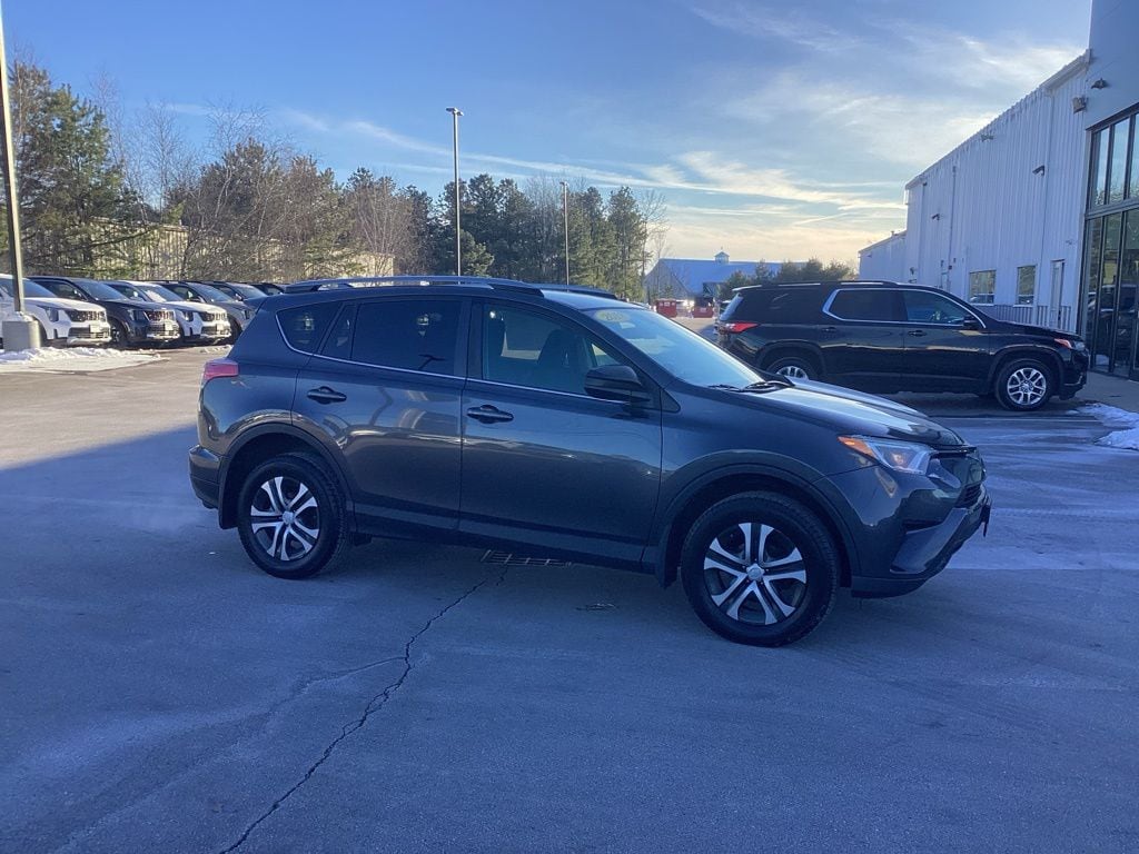 2018 Toyota RAV4 LE's photo