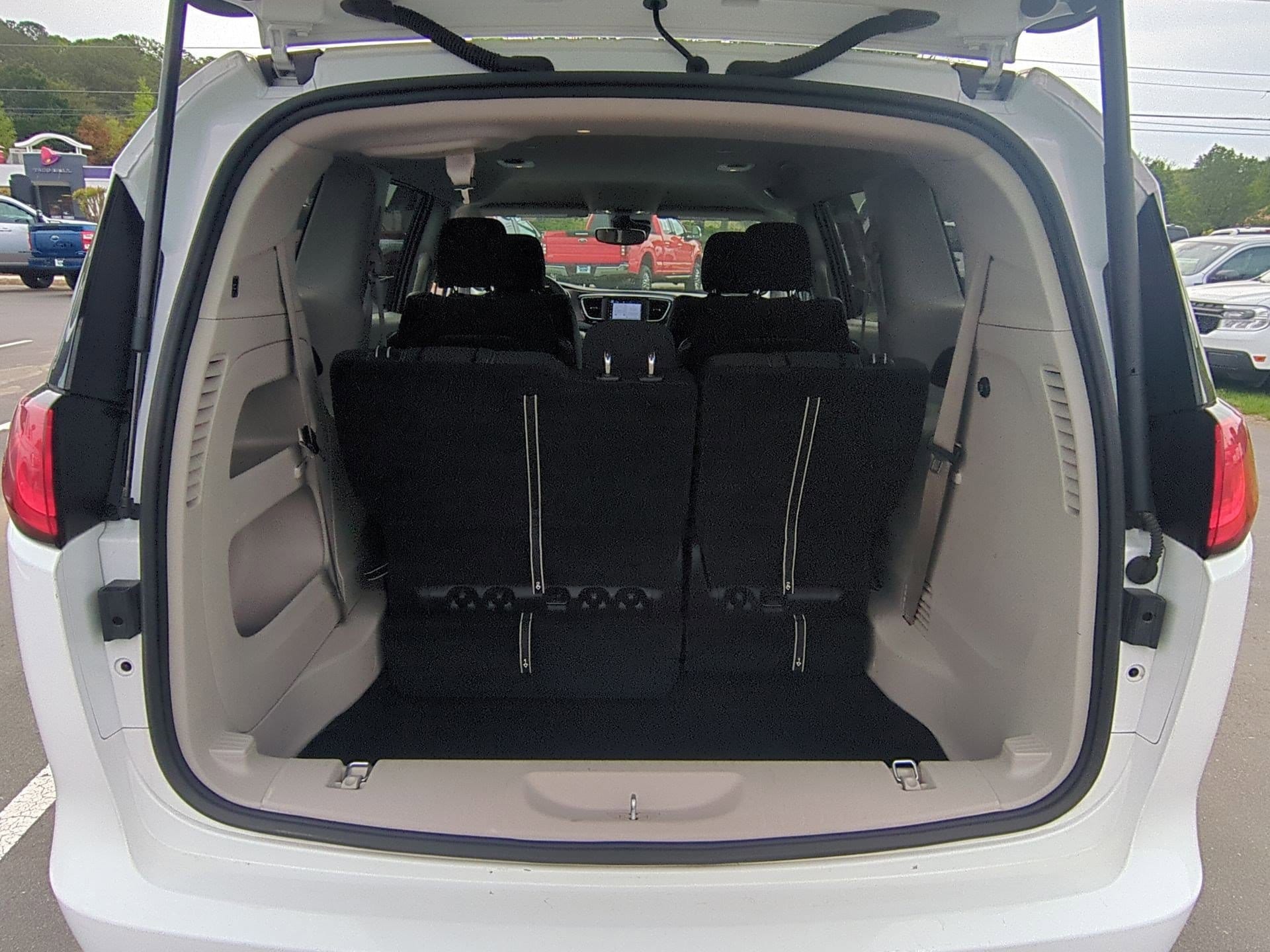 2023 Chrysler Voyager LX - Photo 22