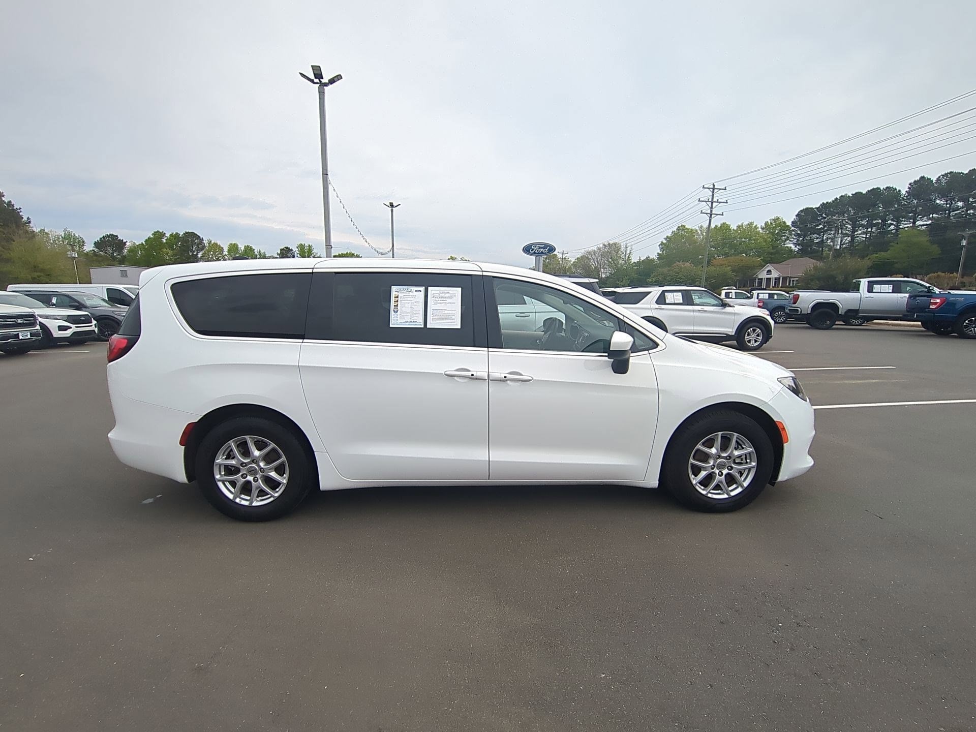 2023 Chrysler Voyager LX - Photo 6