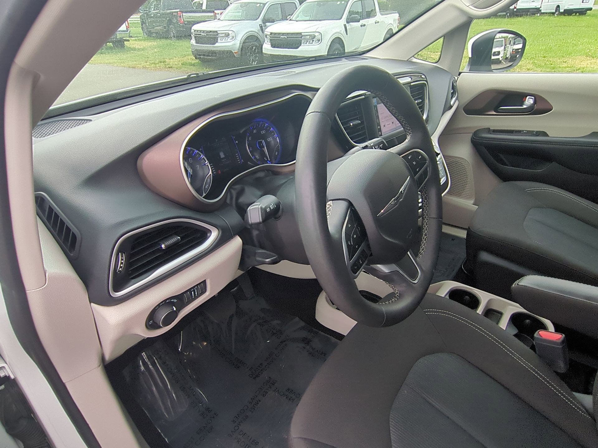 2023 Chrysler Voyager LX - Photo 12