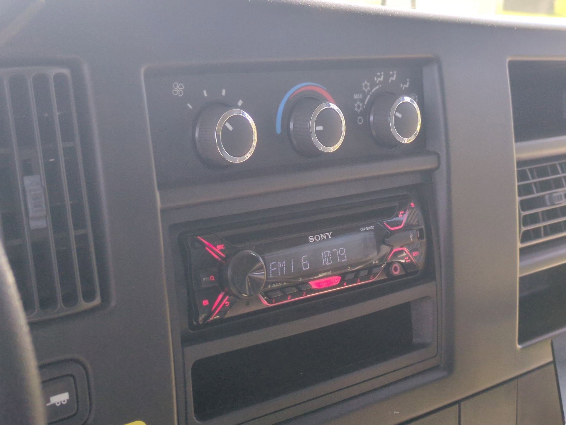 2011 Chevrolet Express G3500 - Photo 16