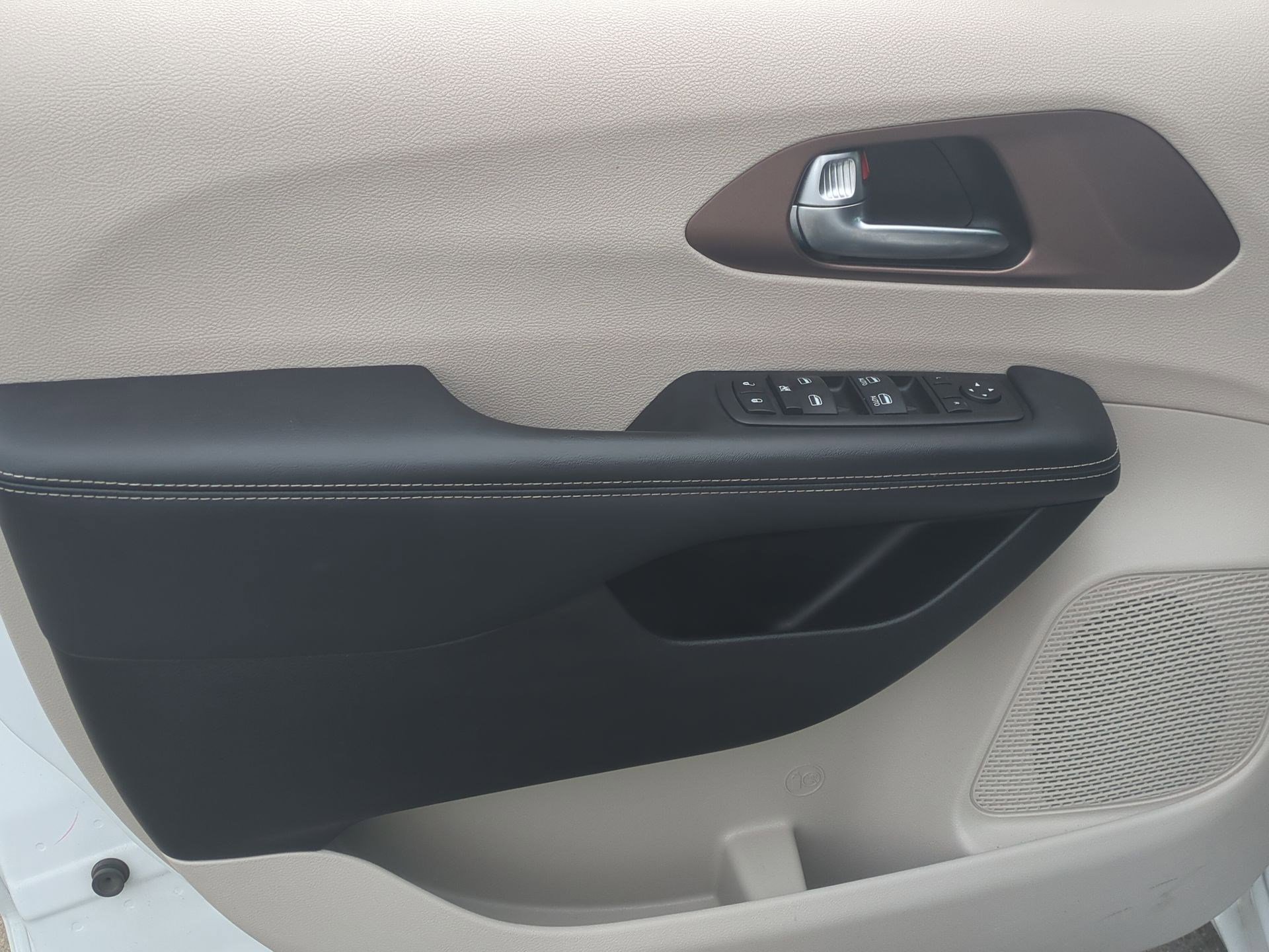 2023 Chrysler Voyager LX - Photo 11