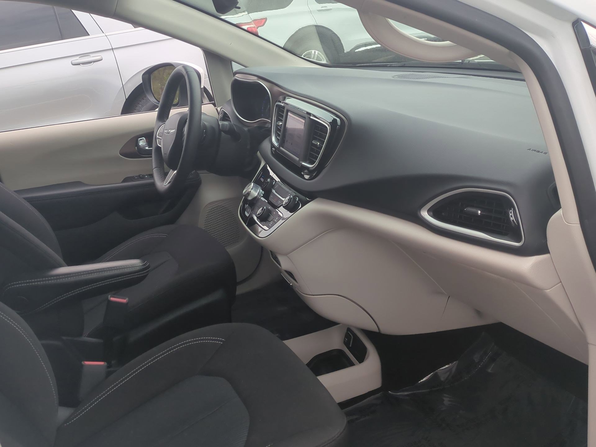 2023 Chrysler Voyager LX - Photo 24