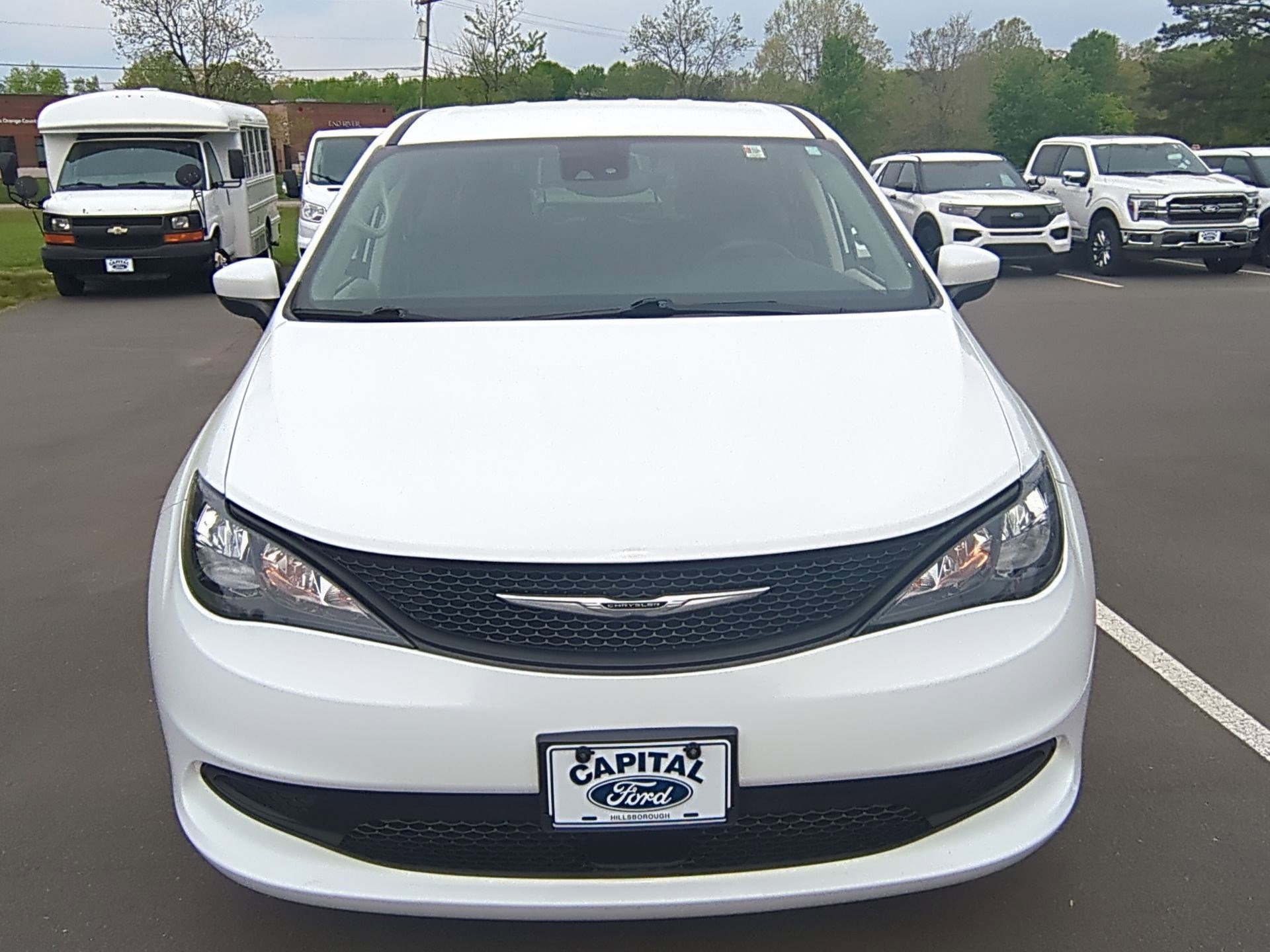 2023 Chrysler Voyager LX - Photo 8