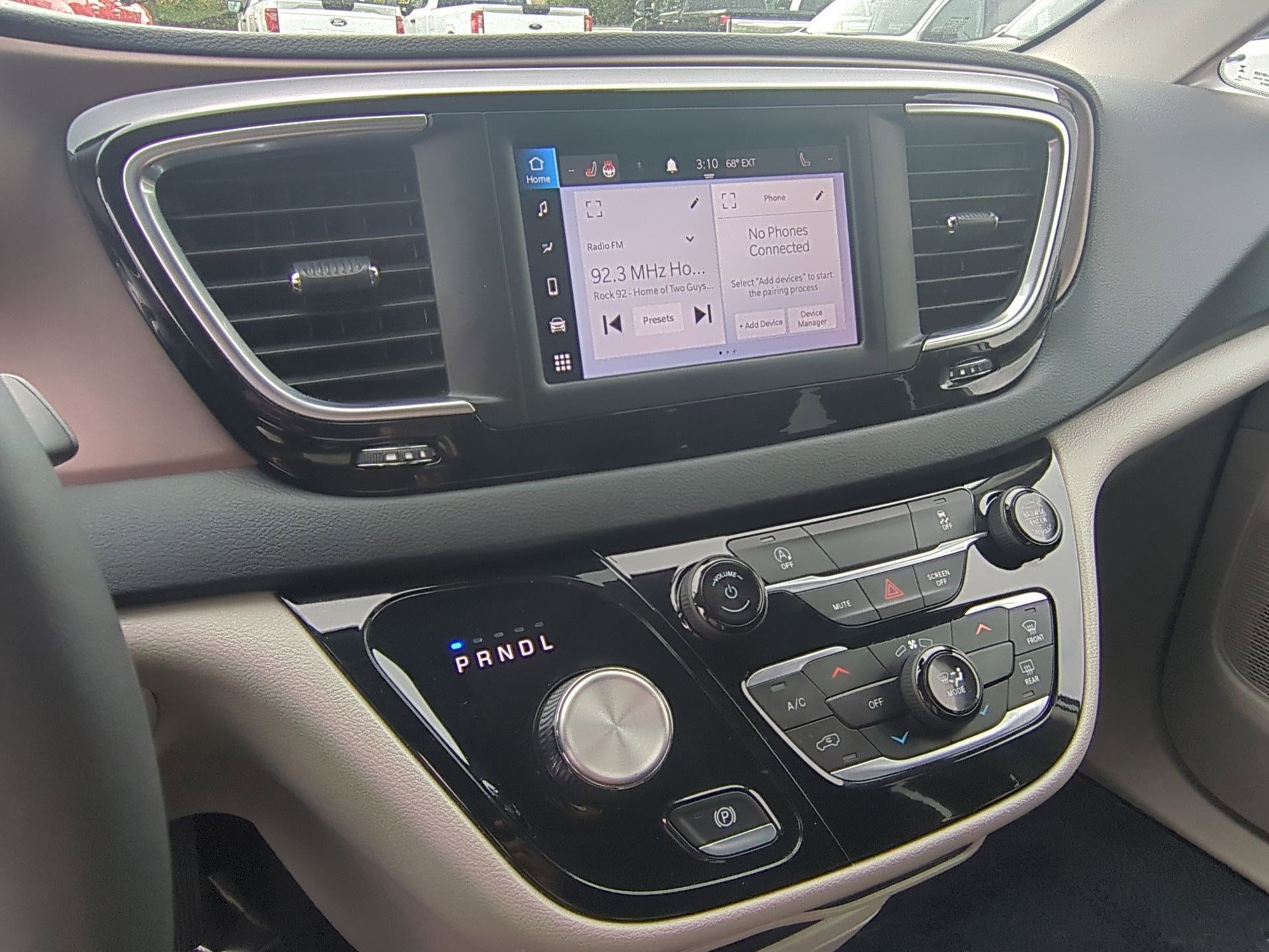 2023 Chrysler Voyager LX - Photo 16