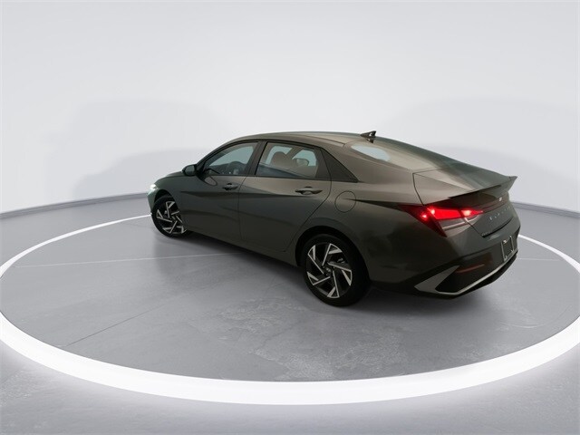 2025 Hyundai Elantra SEL Sport photo 2
