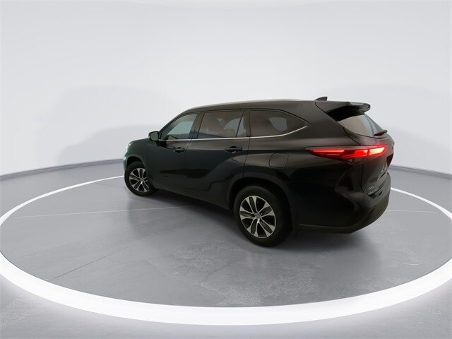 2022 Toyota Highlander XLE photo 2