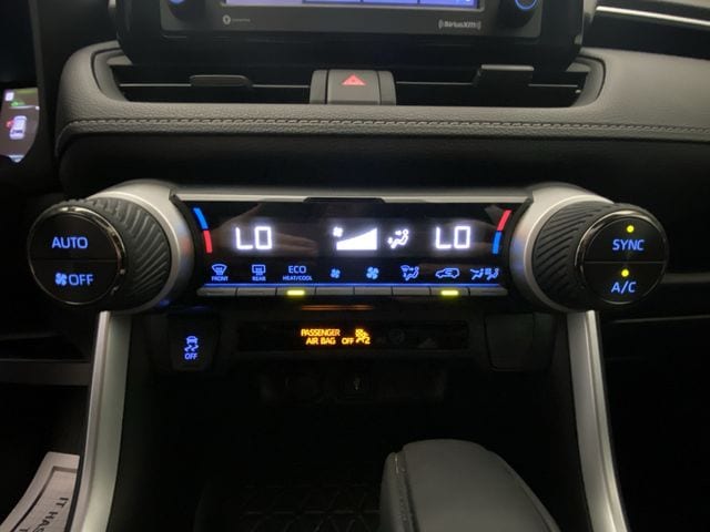 2022 Toyota RAV4 XLE - Photo 19