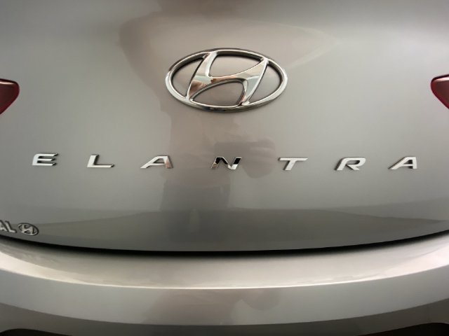 2020 Hyundai Elantra SE - Photo 25