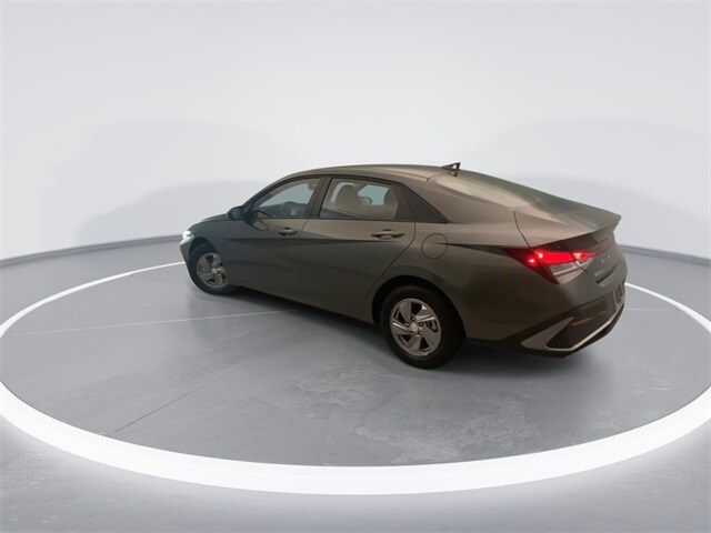 2025 Hyundai Elantra SE photo 2