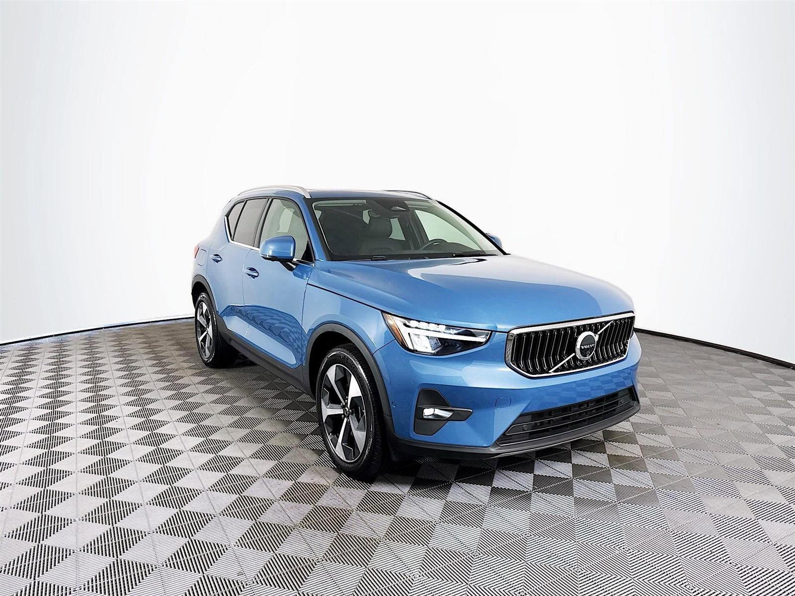 2024 Volvo XC40 Plus photo 2