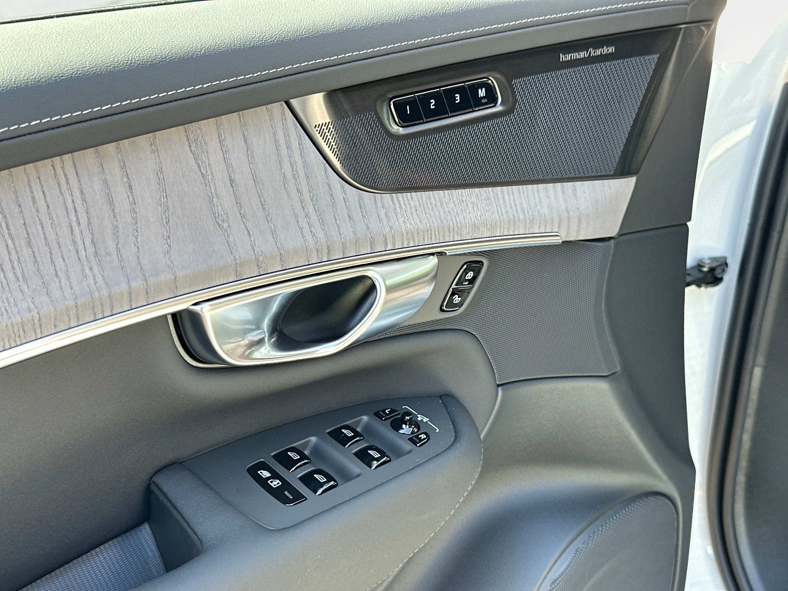 2026 Volvo XC90 Ultra - Photo 16