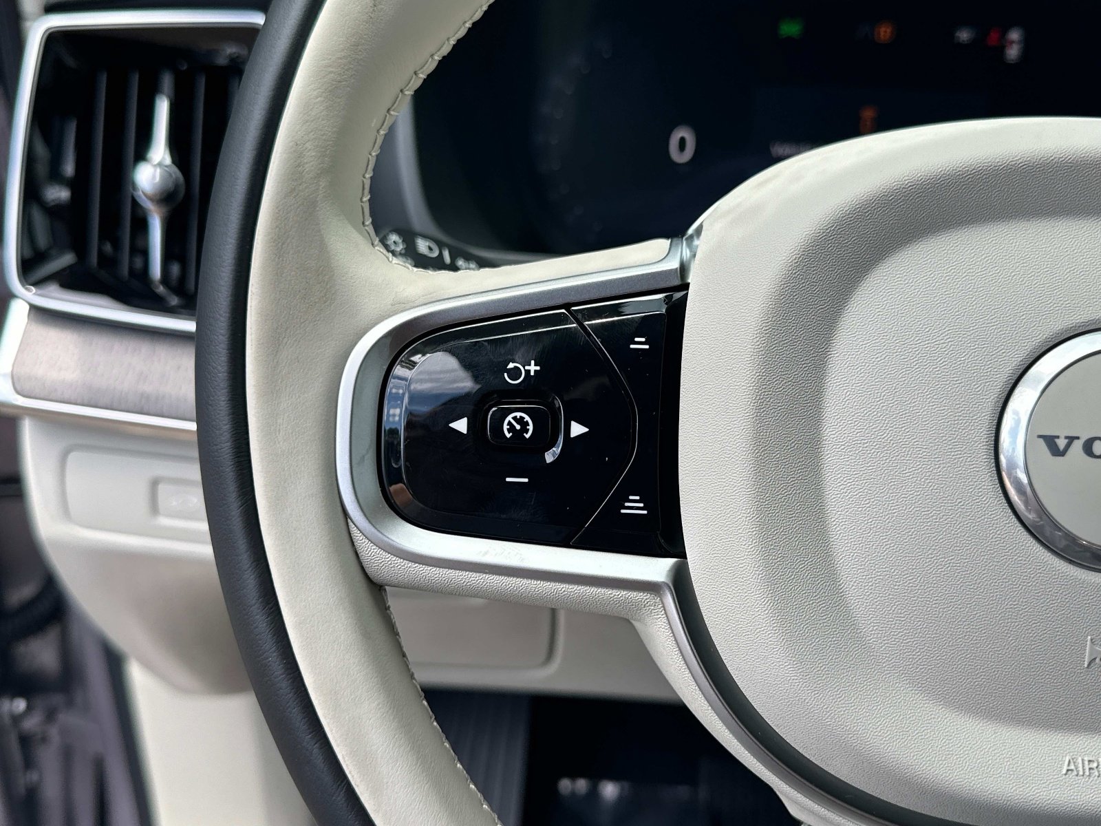 2026 Volvo XC90 Ultra - Photo 25