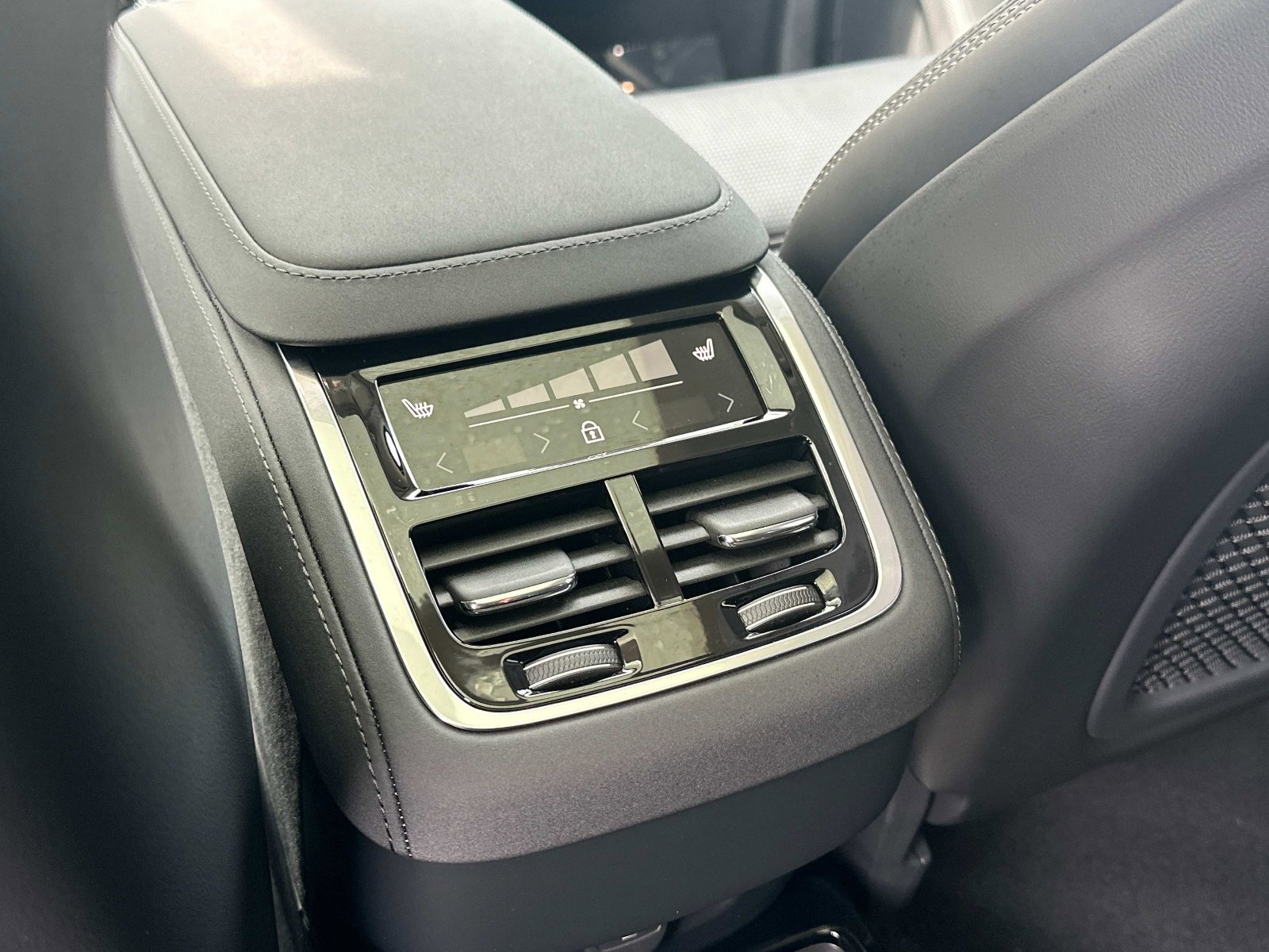 2026 Volvo XC90 Ultra - Photo 13