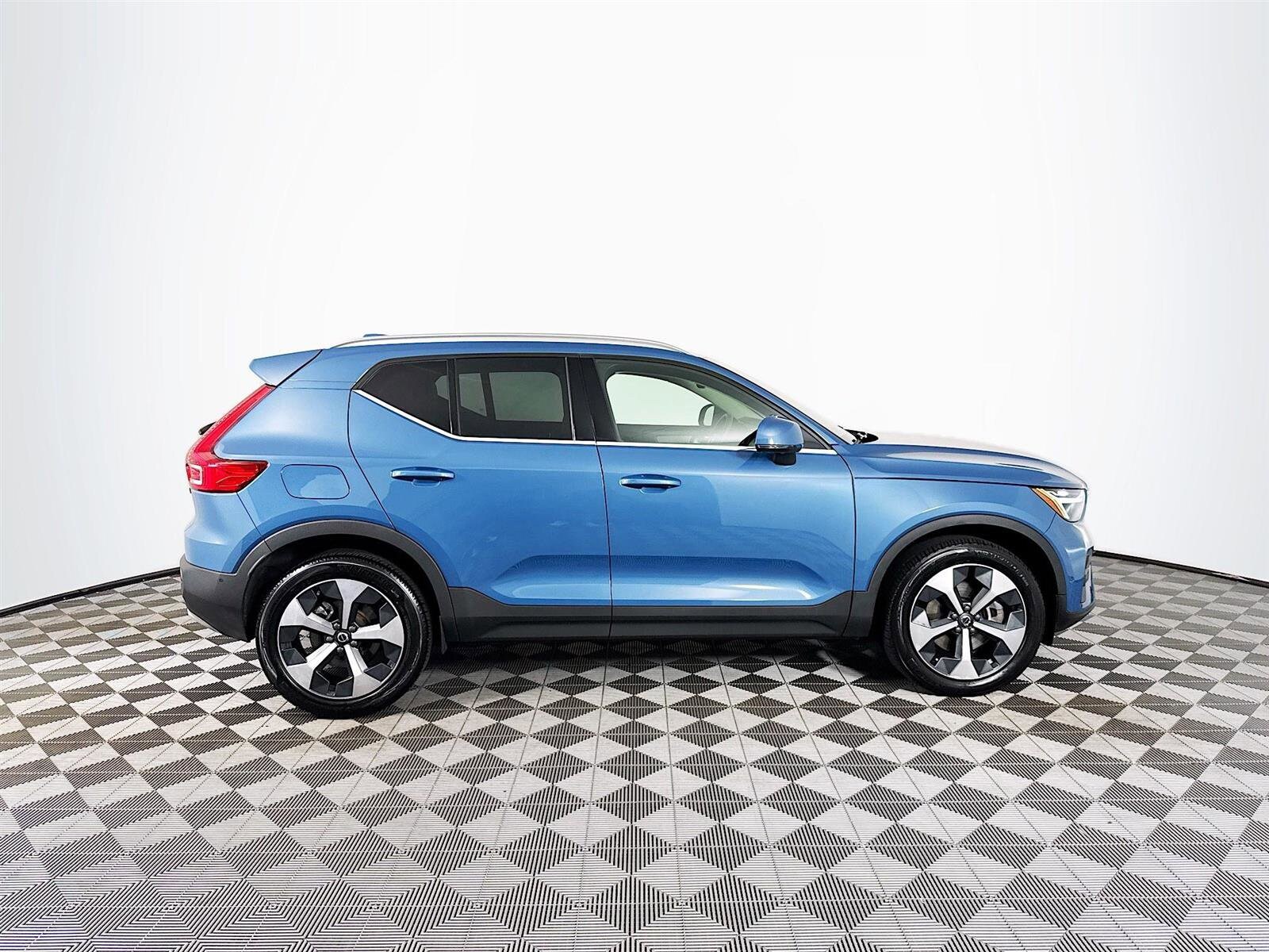 2024 Volvo XC40 Plus photo 3