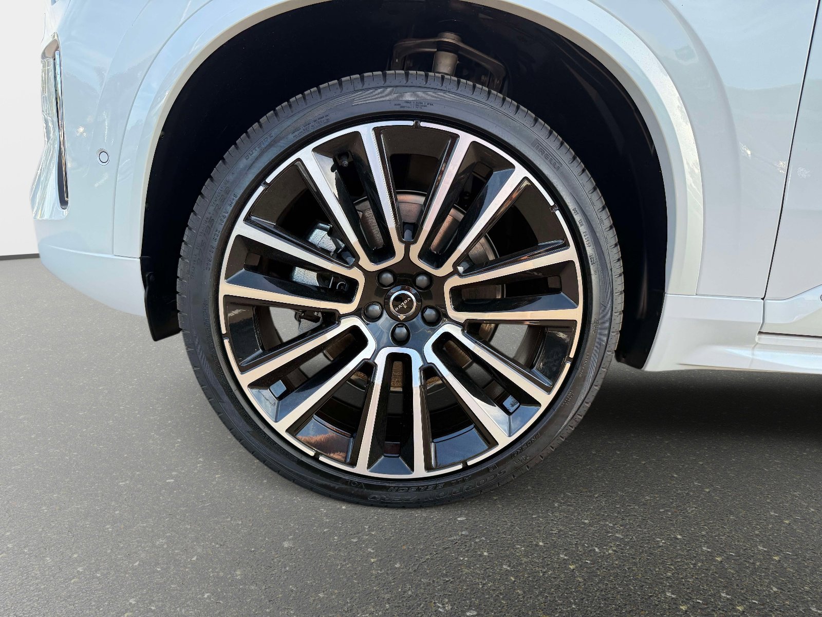 2026 Volvo XC90 Plus - Photo 10