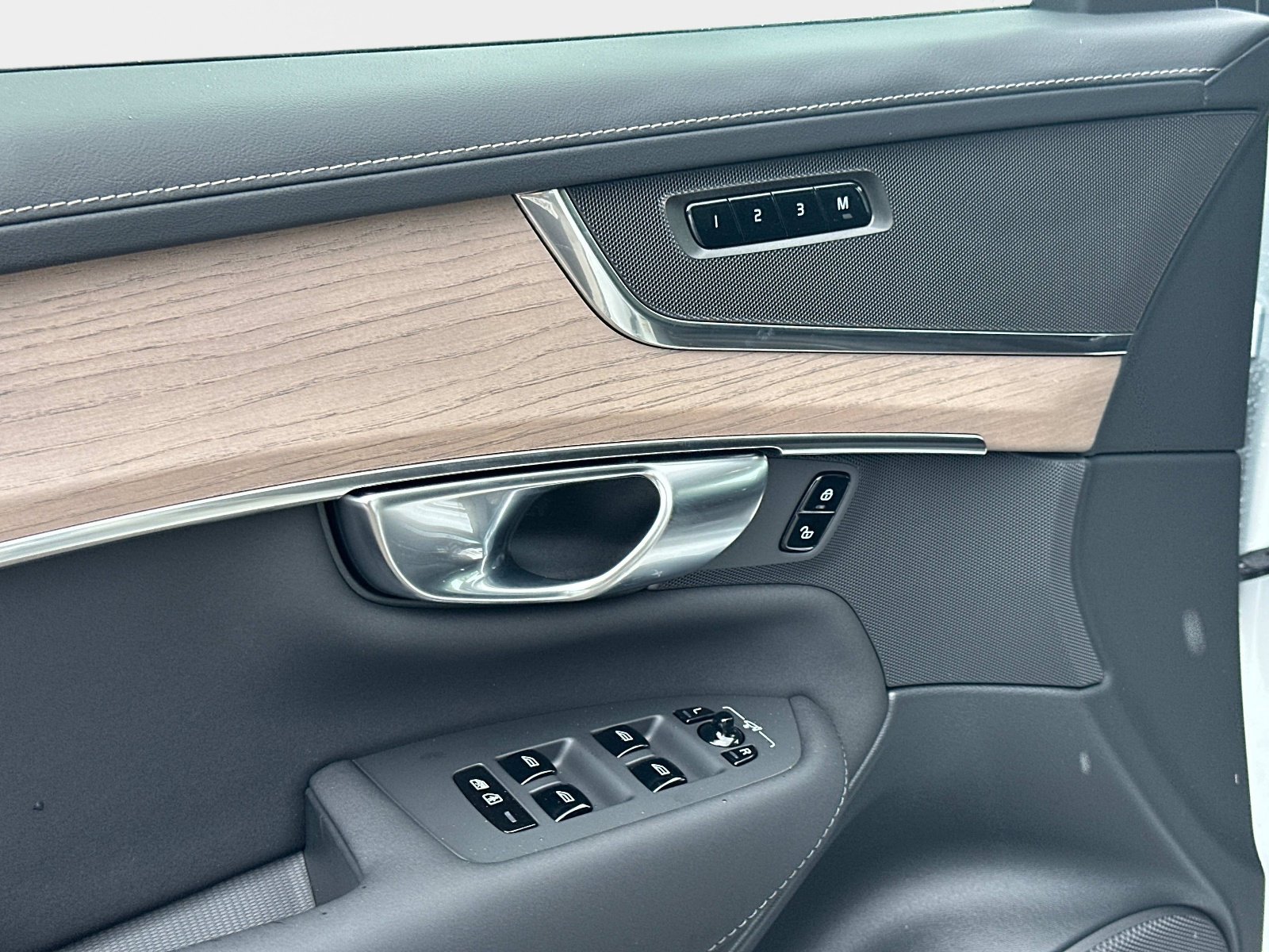 2026 Volvo XC90 Plus - Photo 16