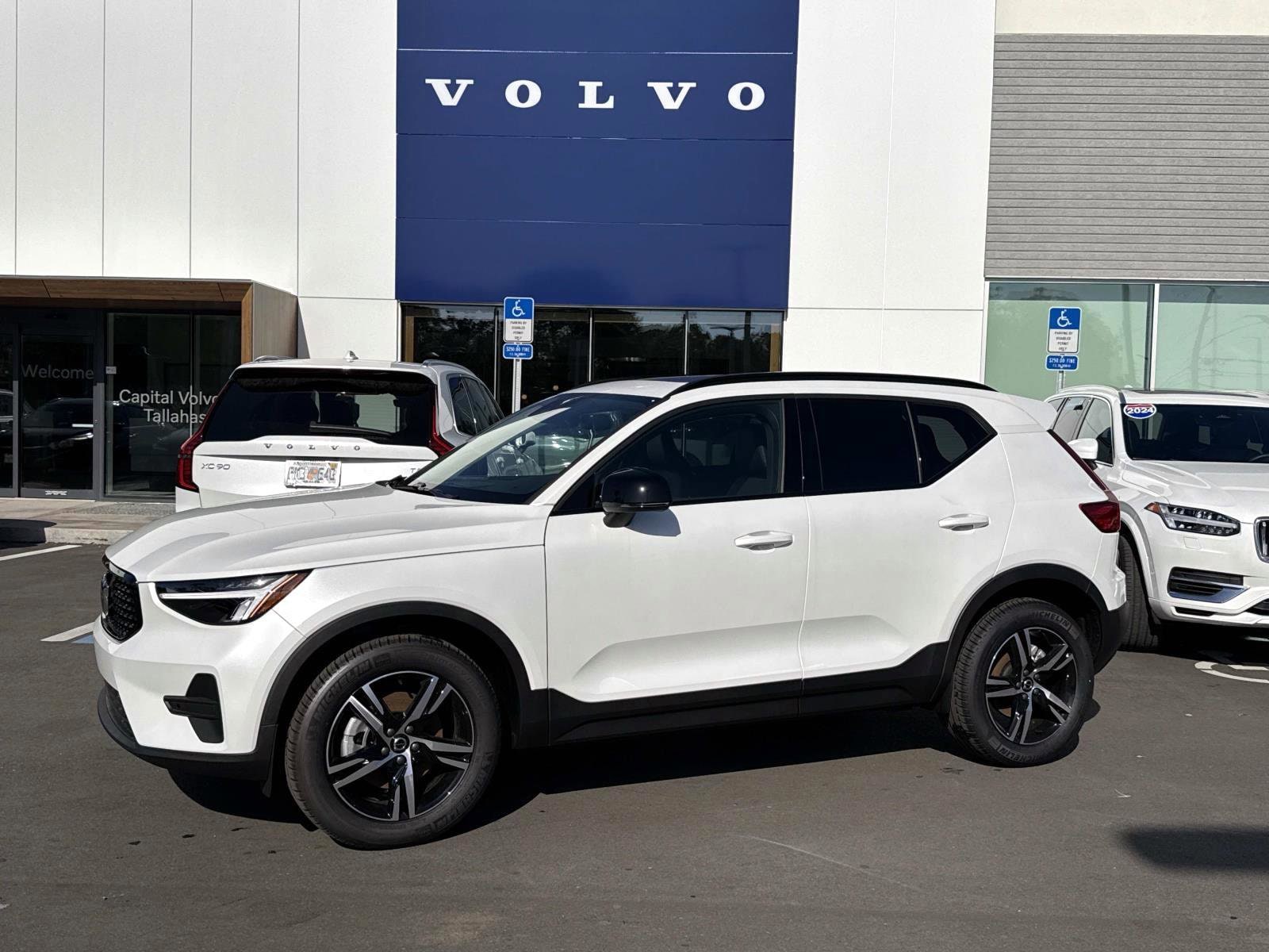2026 Volvo XC40 Core's photo