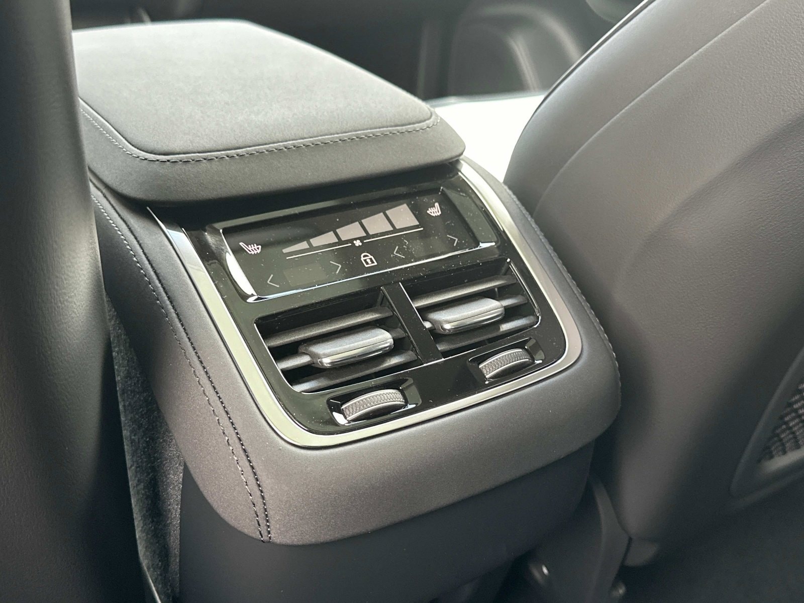 2026 Volvo XC90 Plus - Photo 13