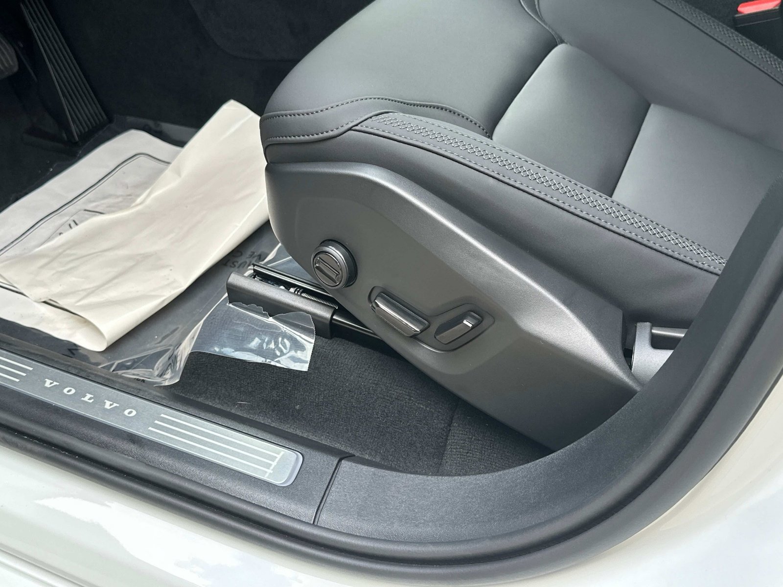 2026 Volvo XC90 Plus - Photo 17