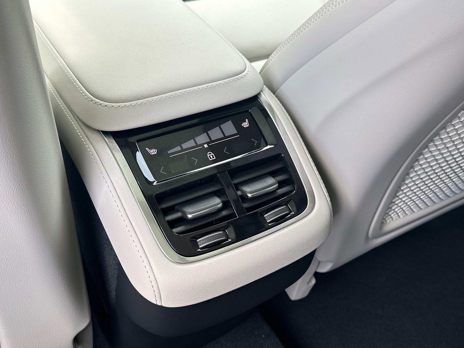 2026 Volvo XC90 Ultra - Photo 12