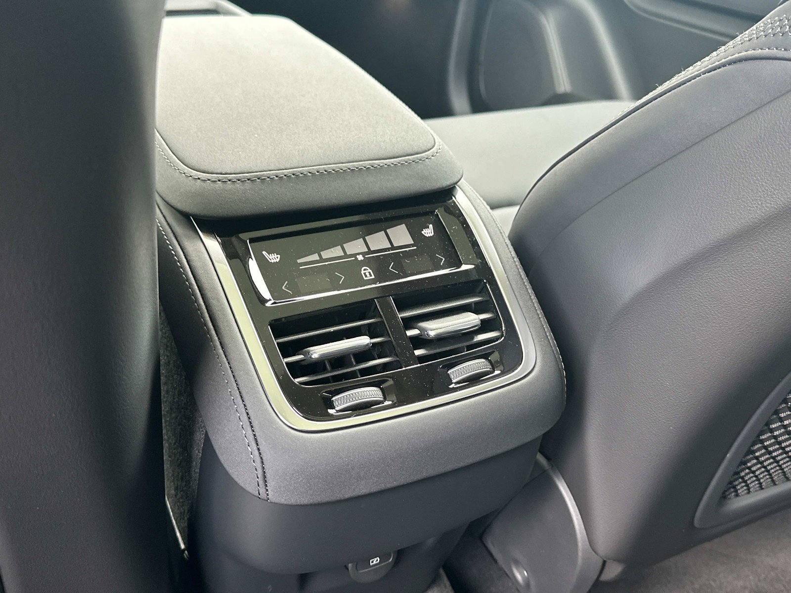 2026 Volvo XC90 Plus - Photo 13