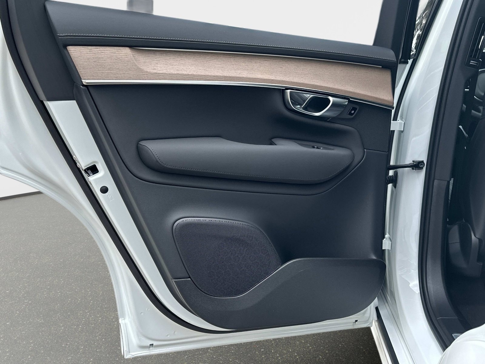2026 Volvo XC90 Plus - Photo 11