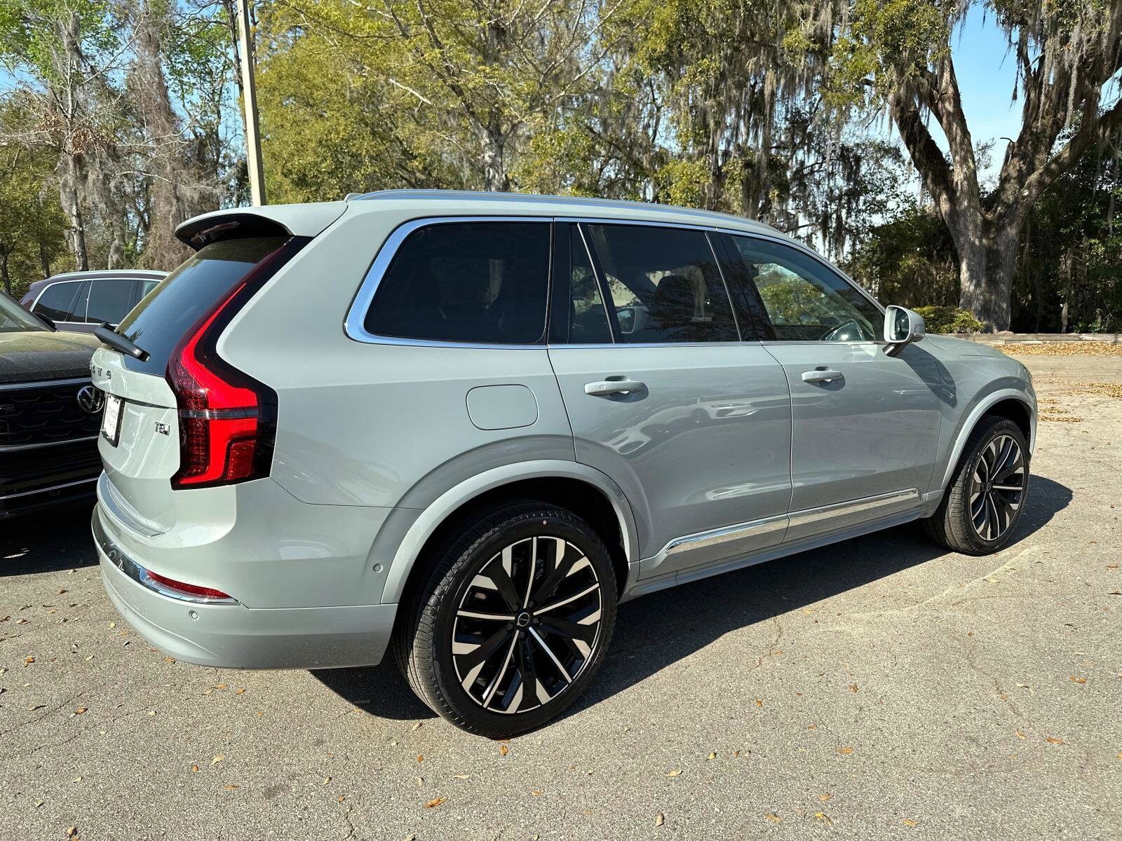 2025 Volvo XC90 T8 Plus photo 2