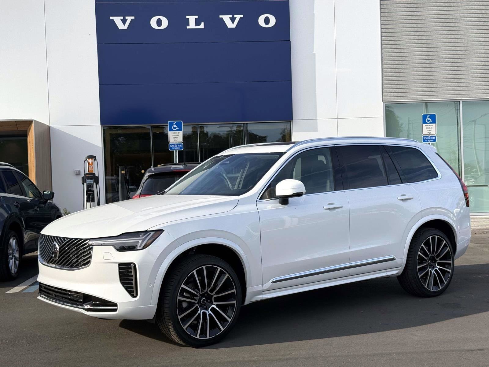 2026 Volvo XC90 Plus's photo