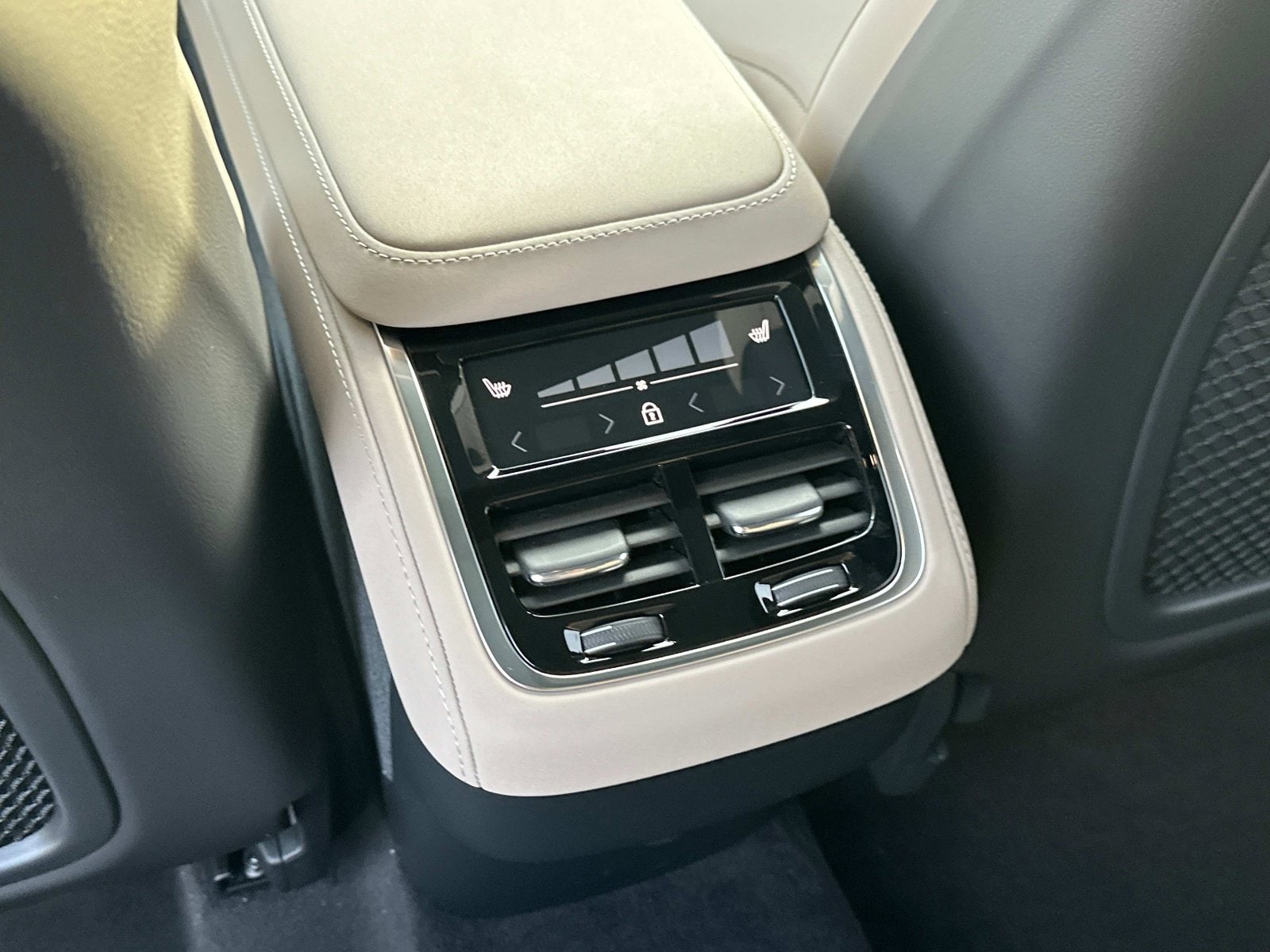 2026 Volvo XC90 Plus - Photo 13