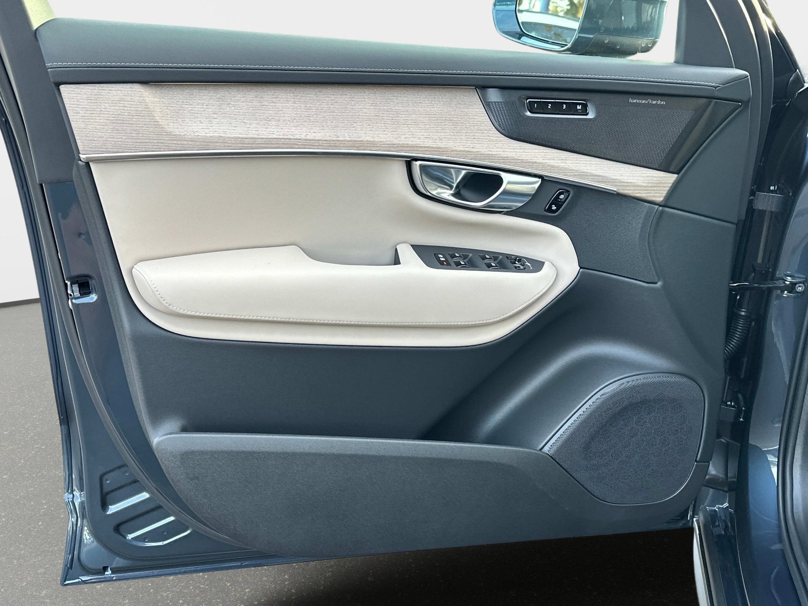 2026 Volvo XC90 Plus - Photo 15