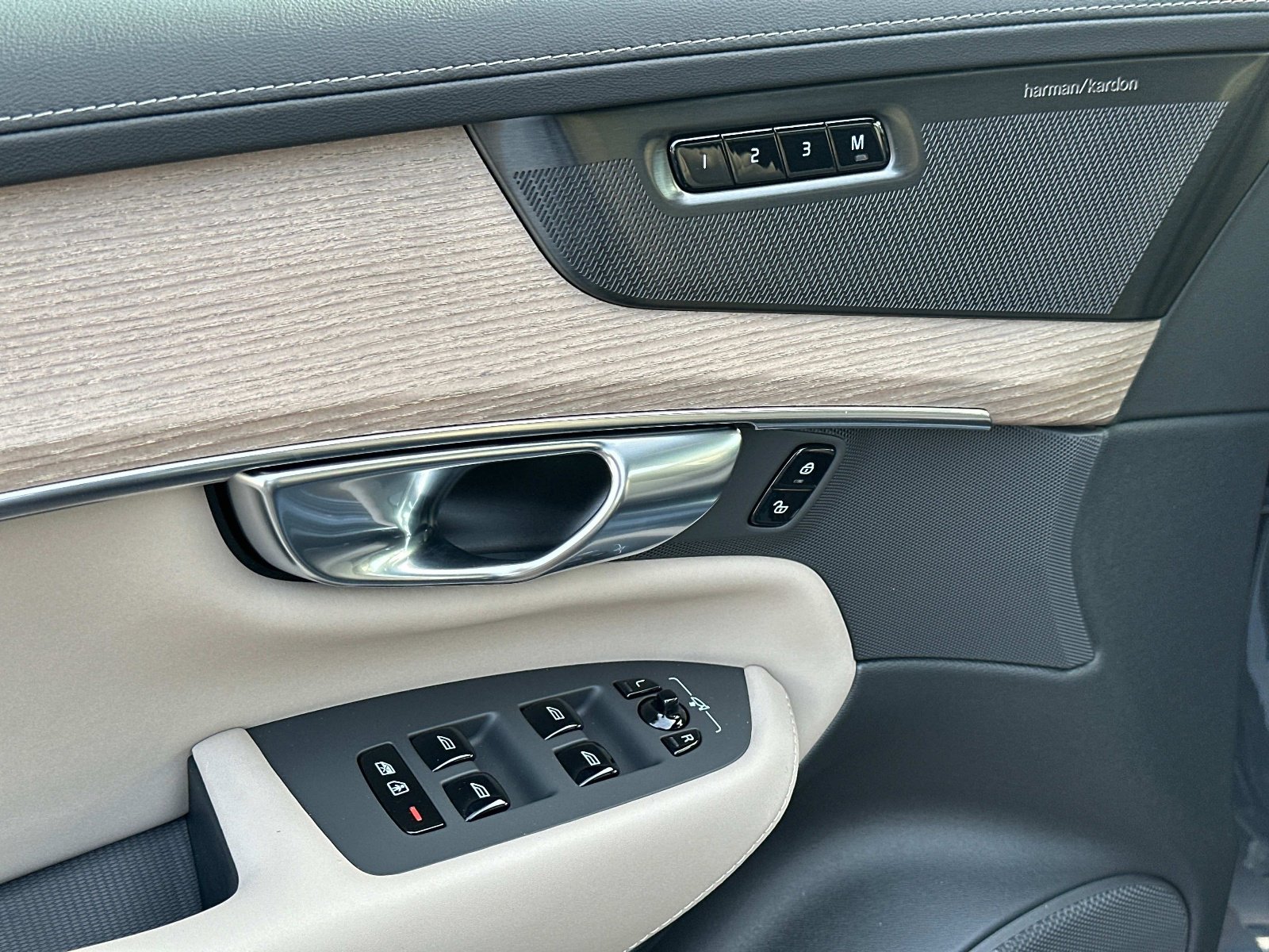 2026 Volvo XC90 Plus - Photo 16
