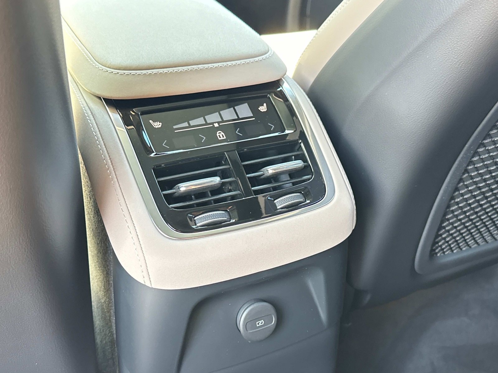 2026 Volvo XC90 Ultra - Photo 13