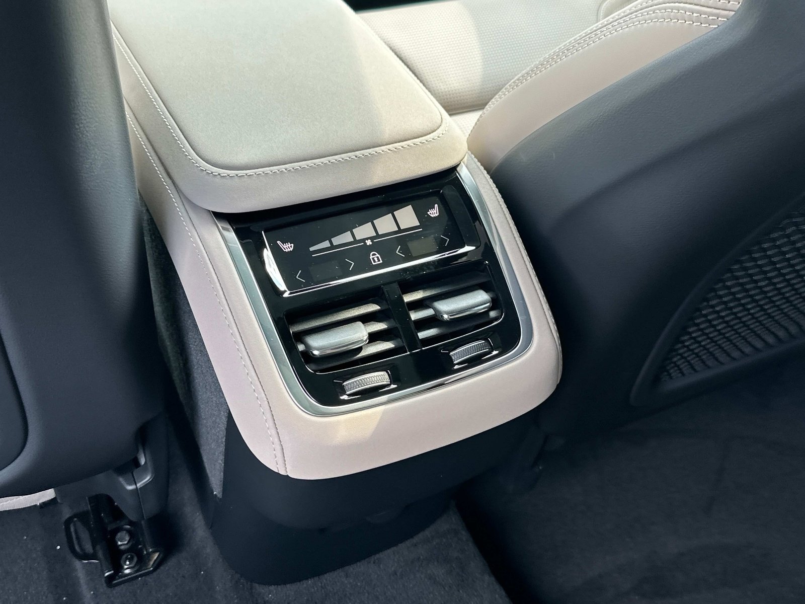 2026 Volvo XC90 Ultra - Photo 12