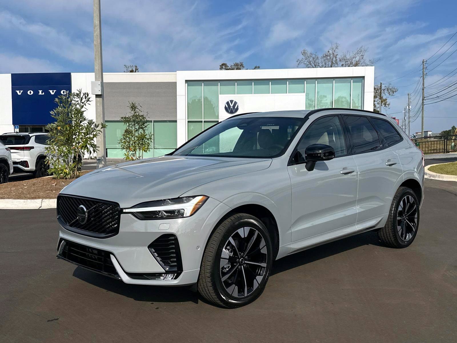 2026 Volvo XC60 Plus's photo