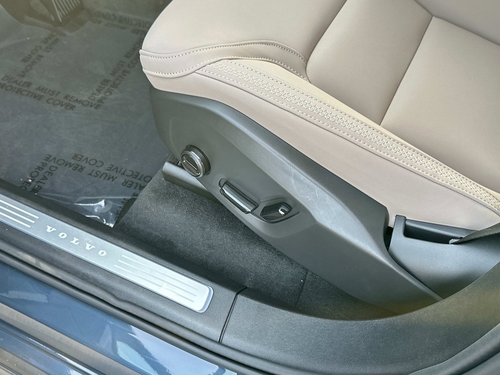 2026 Volvo XC90 Plus - Photo 17